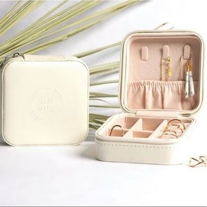 Louts Jewelry Cream Travel Case